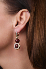 Серьги "Изабель" из жемчуга в оттенке бургунди на золотой застежке с цирконами