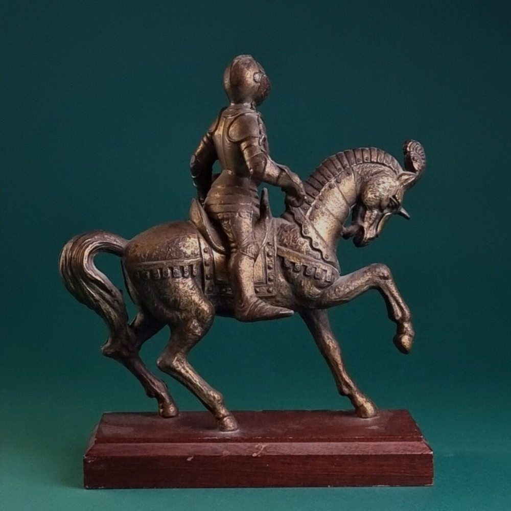 Скульптурная композиция «Конный Рыцарь»