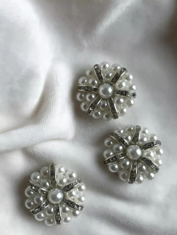 Большая пуговица-брошь с бисером жемчугом и стразами 3 шт