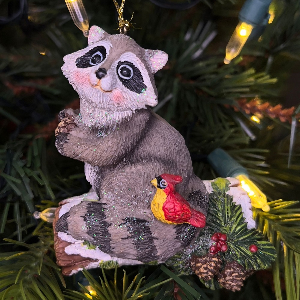 Зверёк на бревне, ёлочное украшение