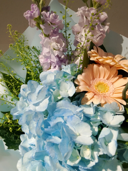 Летний солнечный букет с танацетумом и ароматными пионами Сара Бернард (С0034)