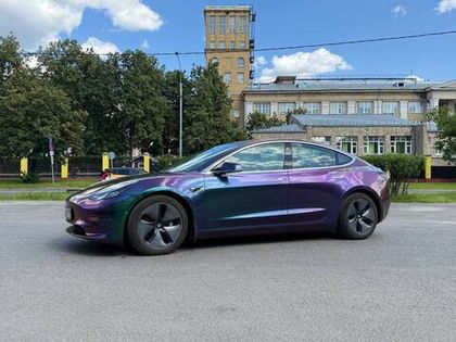 Tesla оклейка в виниловую хамелеон пленку Carbins C3 Ha101 Green-Red 😎😉