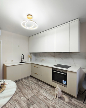 Угловая светлая кухня с акриловой столешницей