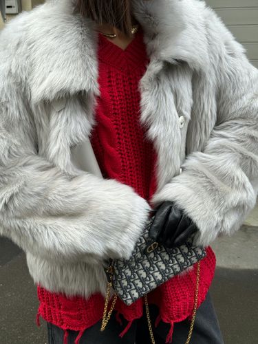 Укороченная серая шуба из овчины