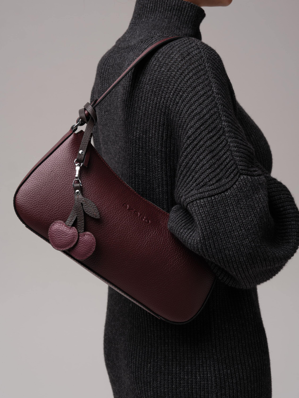 Кожаная сумка багет кросс-боди зимняя вишня