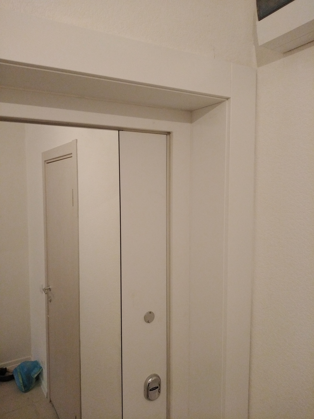 Входная дверь в квартиру белая с зеркалом Лабиринт Trendo (Трендо) зеркало Максимум Белый софт  / Белый камень