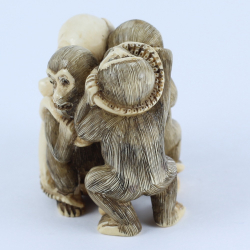 Нэцкэ Осьминог с тремя обезьянами (мамонт)