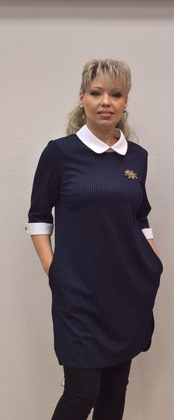 Офисное платье с белым воротничком и манжетами