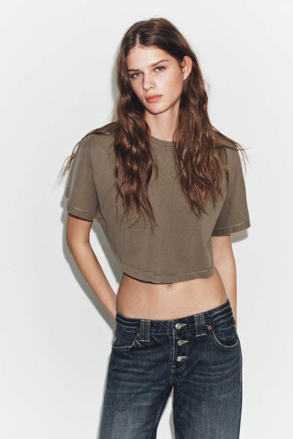 ZARA УКОРОЧЕННЫЙ ТОП С ЭФФЕКТОМ ПОТЕРТОСТИ, КОРИЧНЕВЫЙ