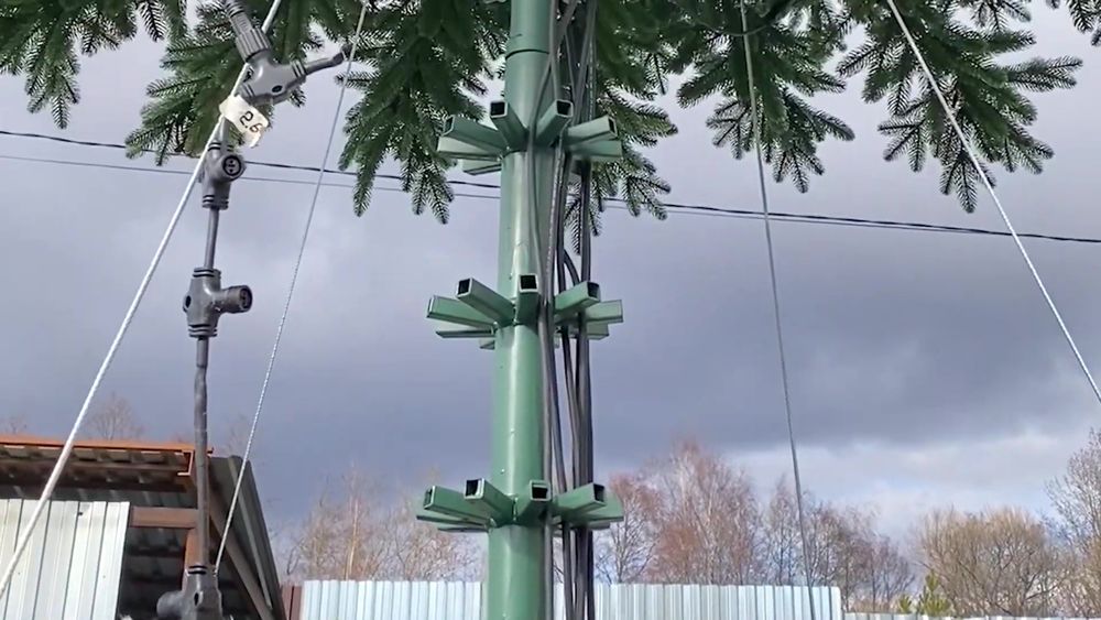 Ствольная елка с гирляндой встроенной «Изящная» (Литая хвоя) от 3 м до 8 м