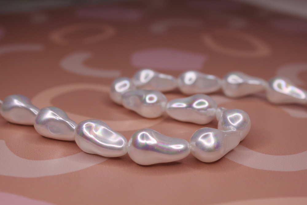 Бусина майорка белая 22х15 мм