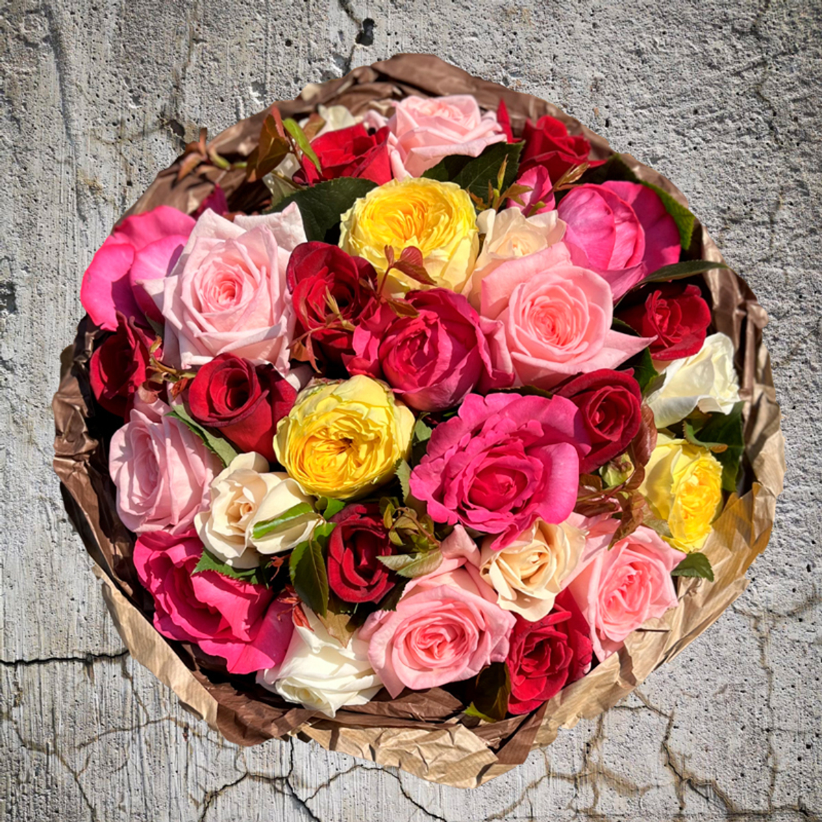 Классический микс — букет ароматных роз