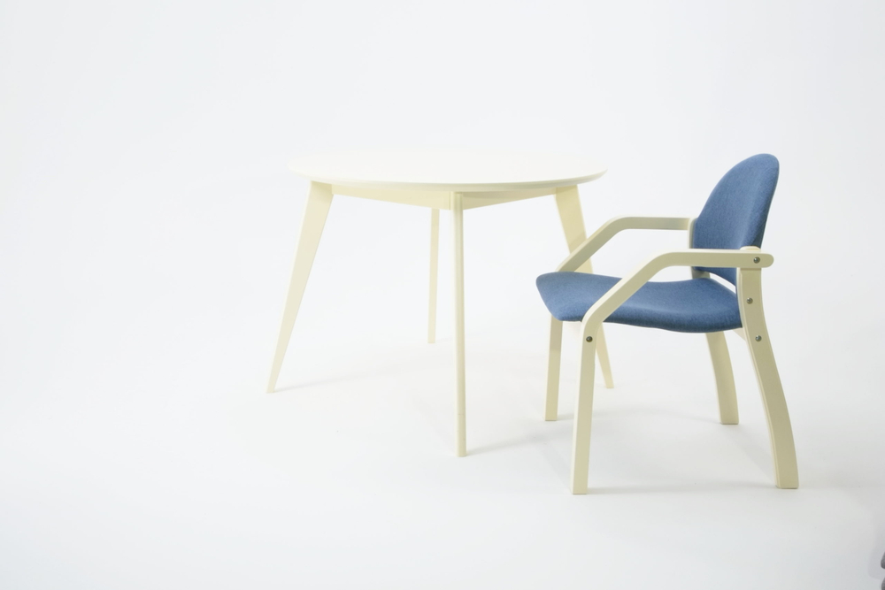 Стол Zip-mebel Сканди М 100 слоновая кость со стульями Джуно слоновая кость рогожка синий