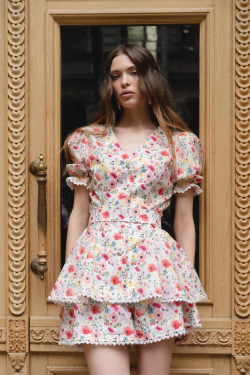 «Flower blouse» Блуза из хлопка рельефами и кружевной отделкой.