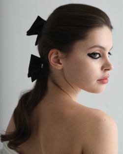 Бант с белой розой S