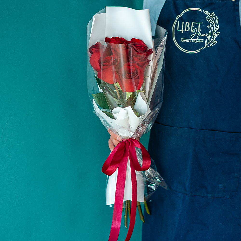 Букет из 7 красных роз Эквадор в оформлении