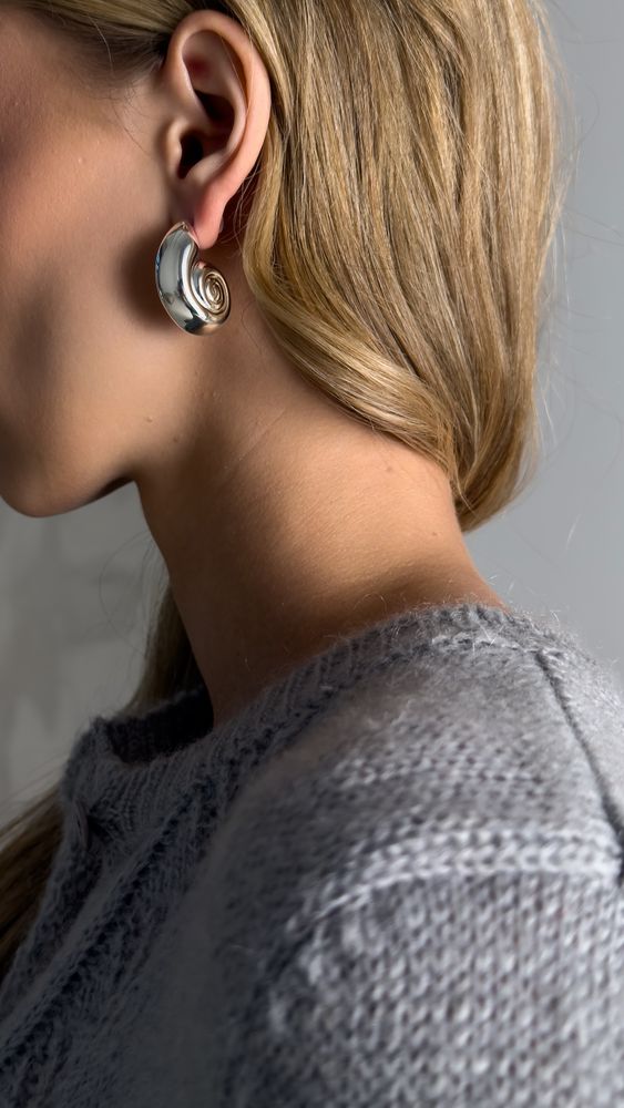 серебристый