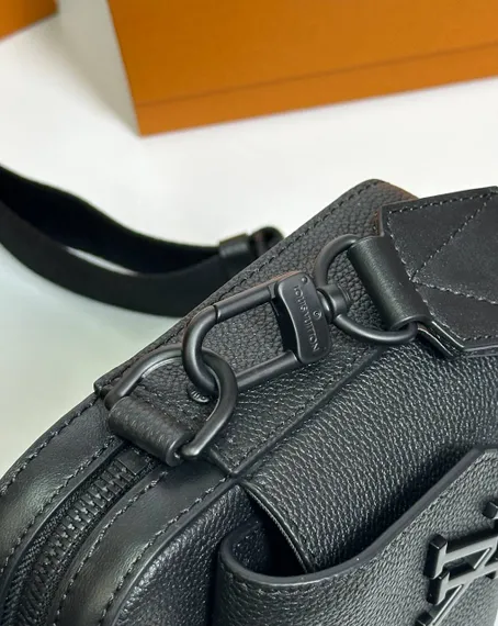 Мужской мессенджер Louis Vuitton Fastline из яловой кожи, черный