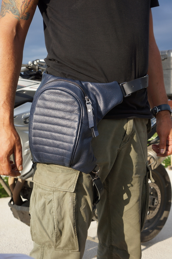 Сумка на бедро кожаная синяя