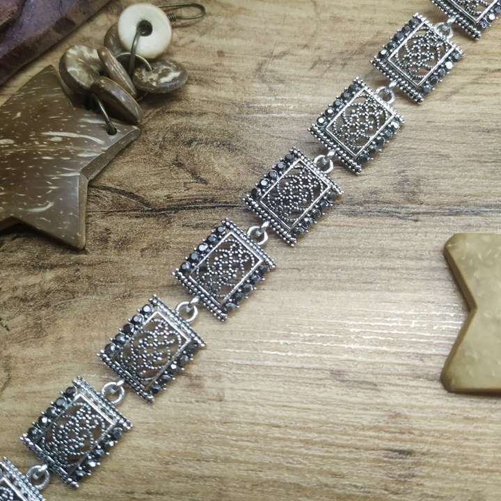 Браслет Vogue Квадрат вензеля стразы графитовые металл серебристый на красном бархате