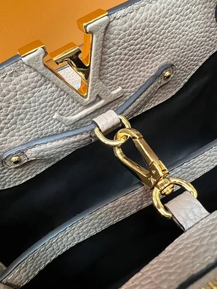 Сумка Louis Vuitton Capucines BB бежевый