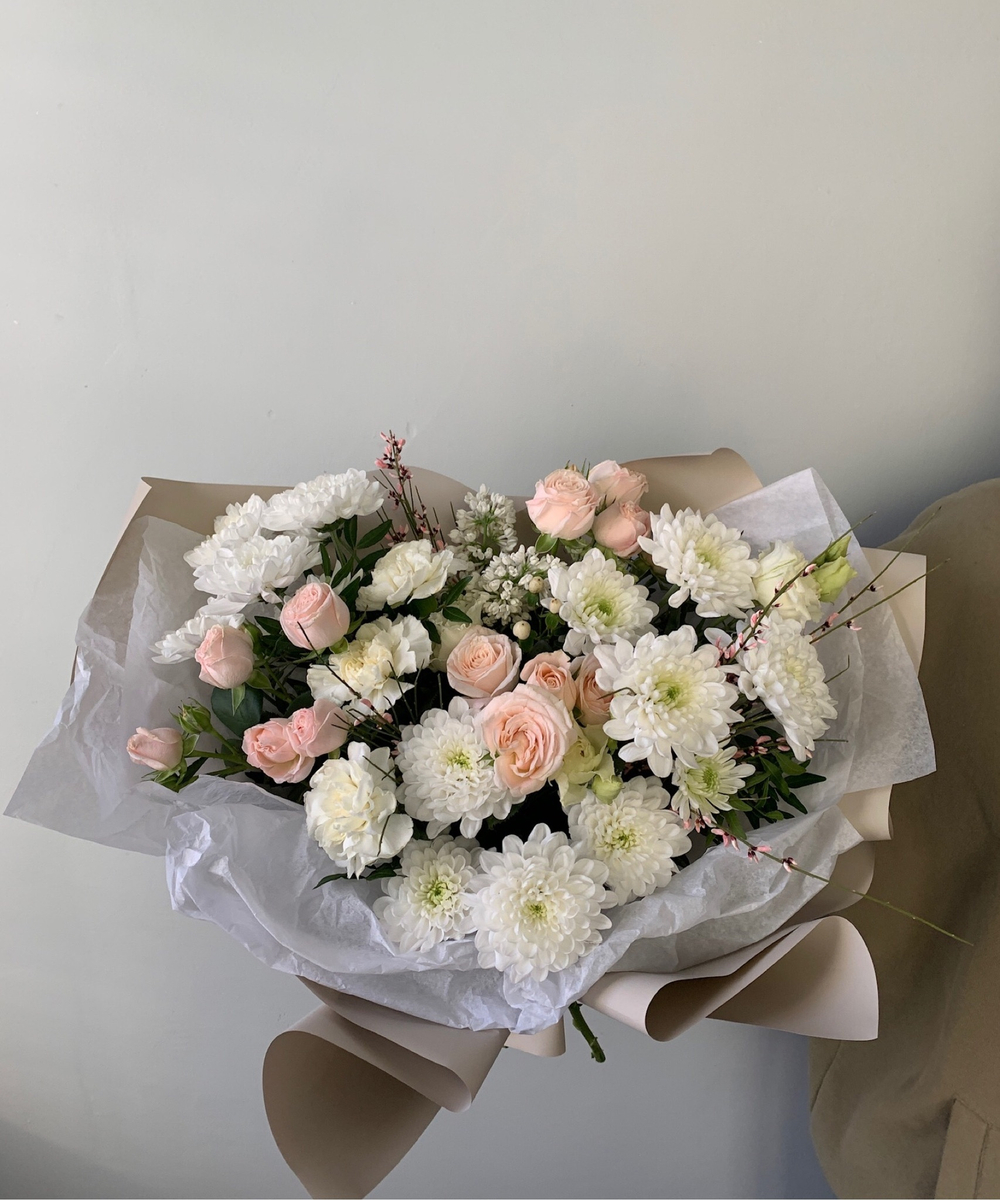 Букет раскидистой формы из хризантем, пионовидных роз, диантусов и ягод