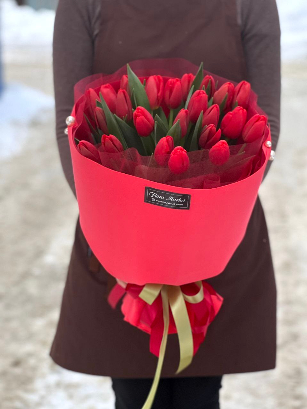 Красные тюльпаны в эффектном объемном дизайне от Флора Маркет