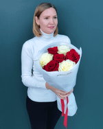 Красные и белые розы,7шт(00430)