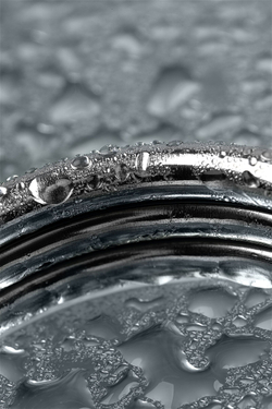 Металлическое кольцо на пенис