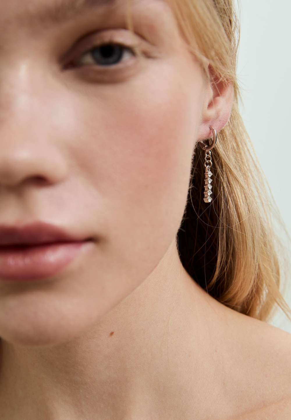 STRADIVARIUS Набор из 9 пар сережек с вишней и стразами, серый