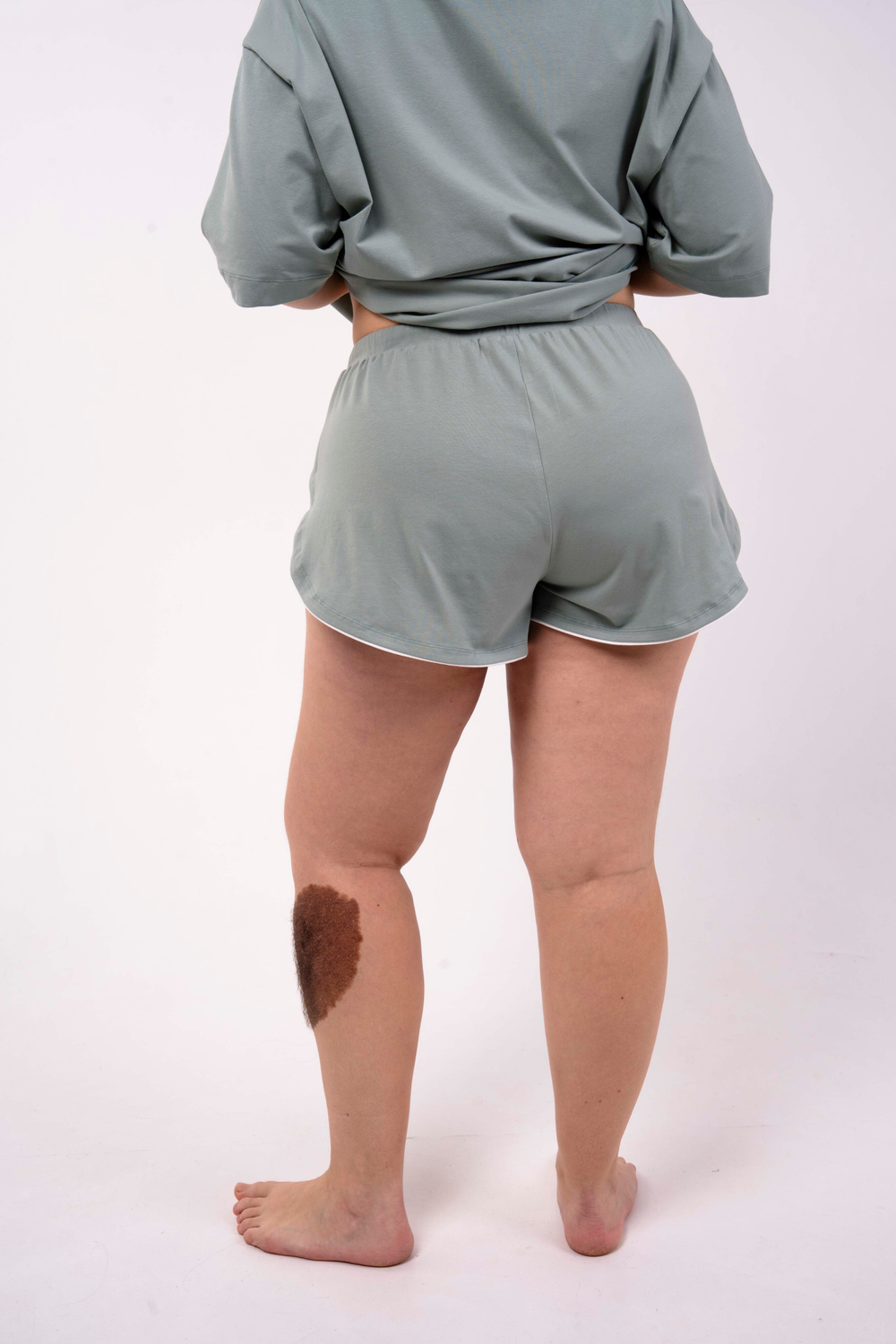 Мини-шорты с контрастным кантом