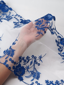 Вышивка на сетке молочная с васильком неэластичная 31 см ОТРЕЗЫ