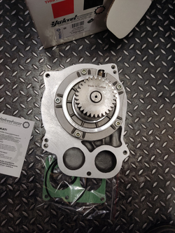 Водяная помпа Liebherr 10121021 с корпусом