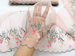 Вышивка на сетке, 22 см, ПРАВАЯ, цветы на нежно-розовом фоне (Артикул: VS-2021), м