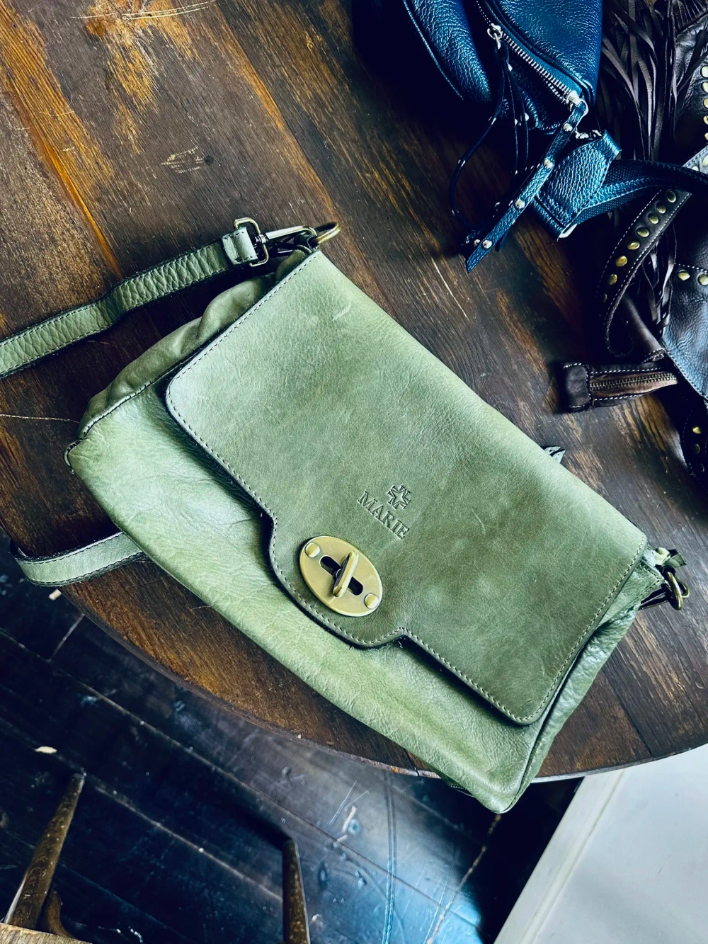 Женская наплечная сумка из натуральной винтажной кожи оливкового цвета