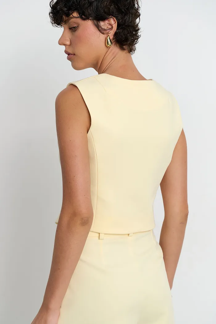 Жилет костюмный ванильного цвета