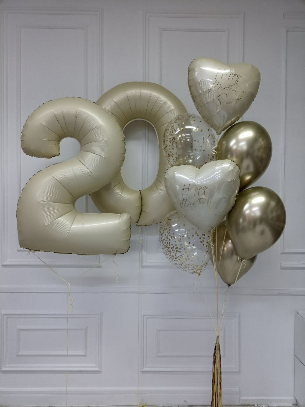 Композиция из шаров на 20 лет в бежевых цветах