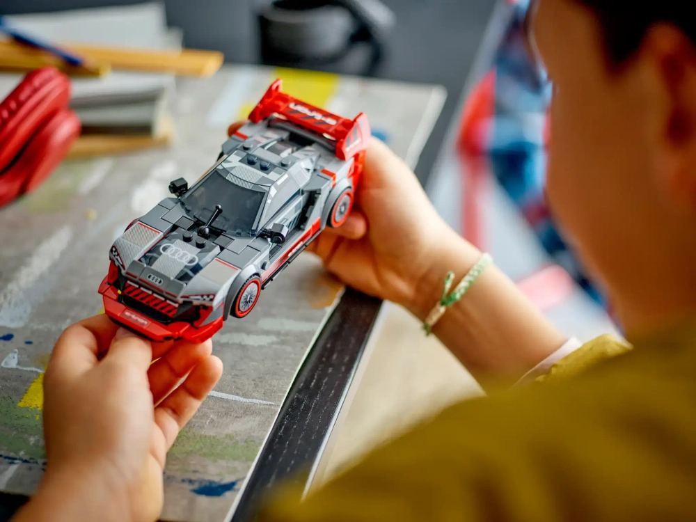 Конструктор LEGO Speed Champions 76921 Гоночный автомобиль Audi S1 e-tron quattro