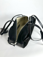 Женская замшевая сумка-багет черного цвета