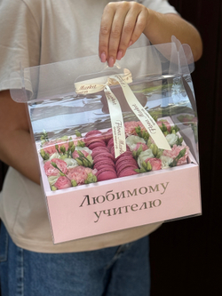 Цветочный бокс с макарунс «Любимому Учителю» от Флора Маркет