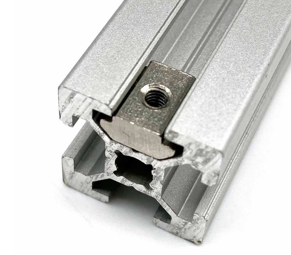 Сухарь пазовый (паз 6 мм, винт М4)