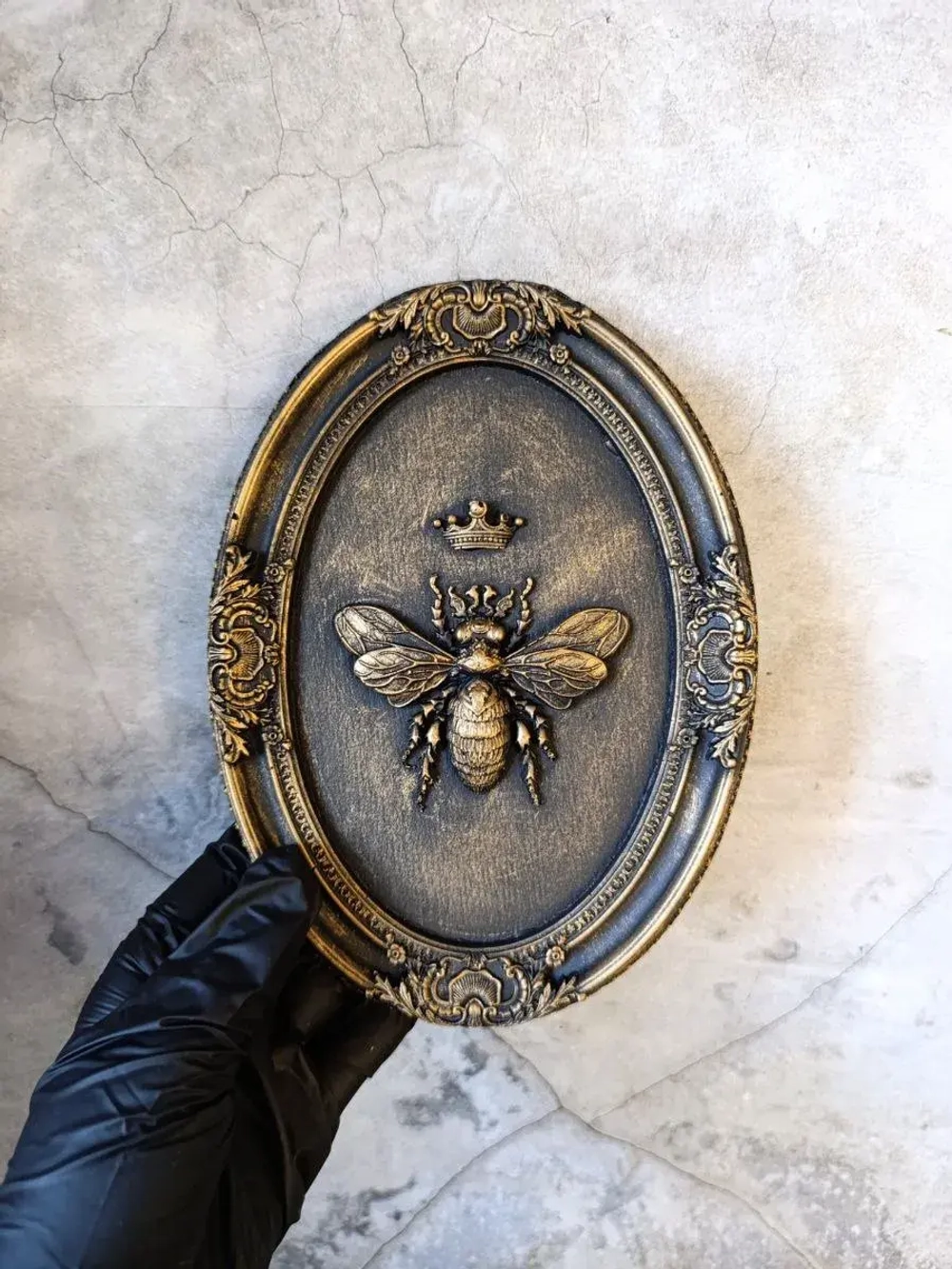 Барельеф на стену из гипса Пчела