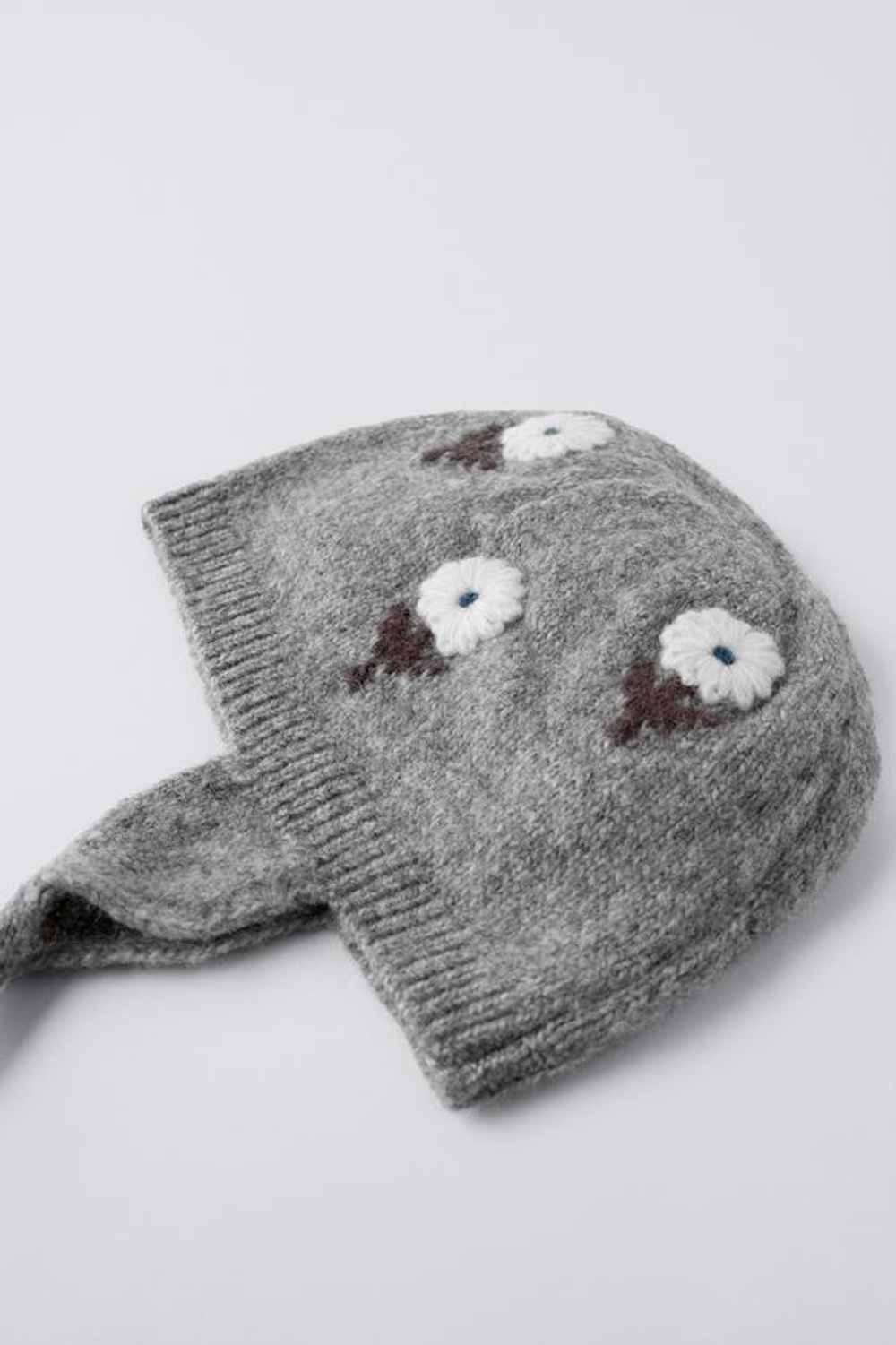 ZARA ТРИКОТАЖНАЯ ШАПКА С ЦВЕТОЧНОЙ ВЫШИВКОЙ, СЕРЫЙ