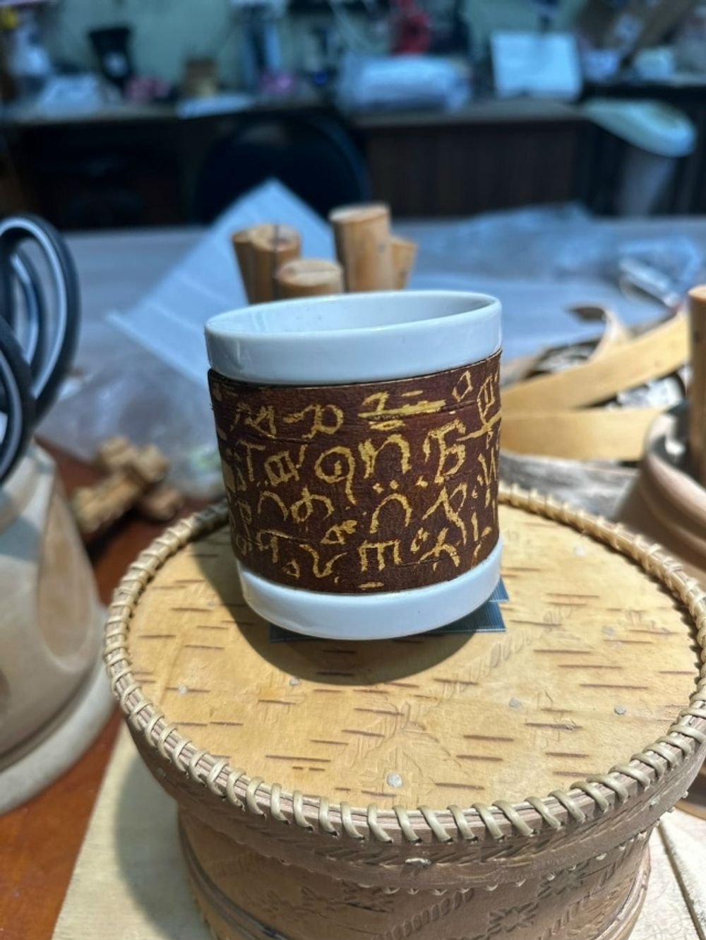 Кружка малая фарфоровая без ручки с берестой. Коллекция Азбука Стефана Пермского (исп. мастера А.Л. Чичкарёва)