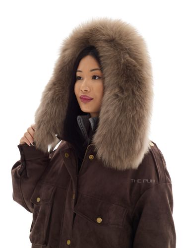Объемная парка шоколадного цвета из замши с коричневым мехом