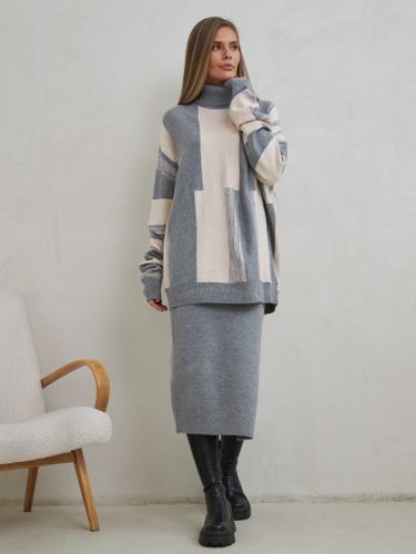 Серо-белый вязаный костюм с юбкой