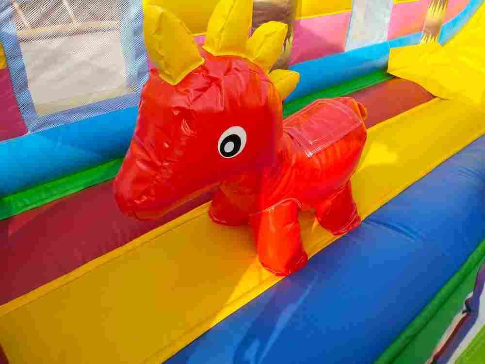 Коммерческий надувной батут "Хамелеон и динозавры", 10x5x5.5 м.