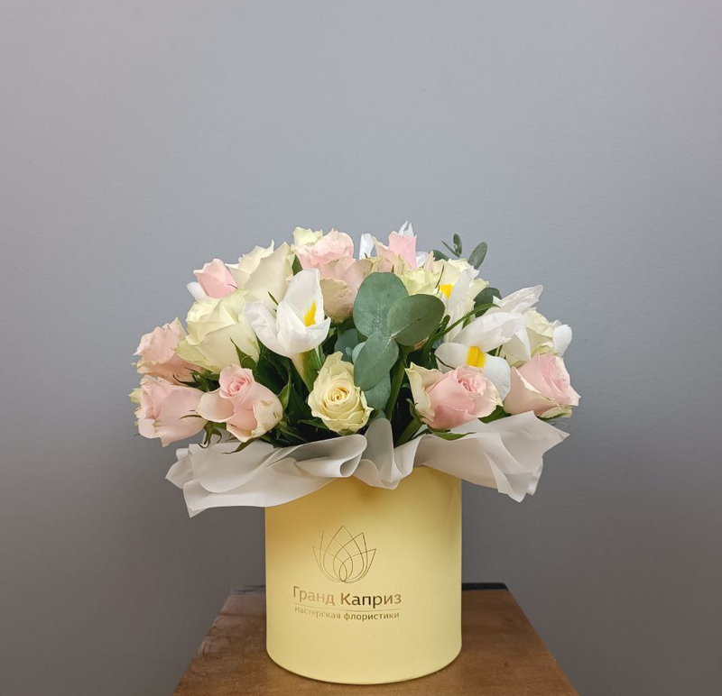 Нежная композиция из роз с белыми ирисами