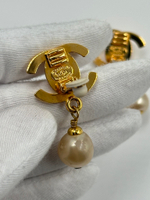 Клипсы с «жемчугом» и логотипом Chanel