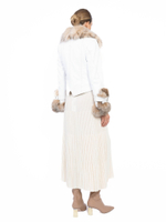 Женская белая кожаная куртка с меховой отделкой